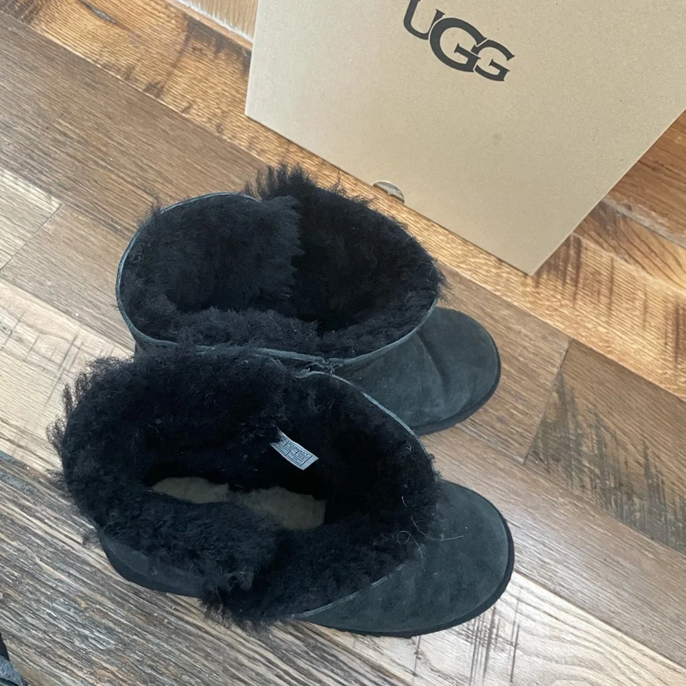 UGG toggle short boot Wm 6